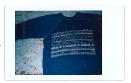 首元から脇にかけてのステッチがお洒落